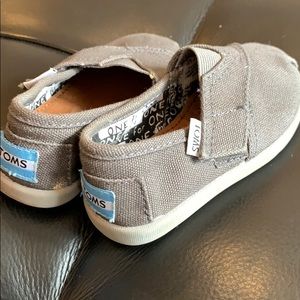 Tiny grey Toms! Like New!!